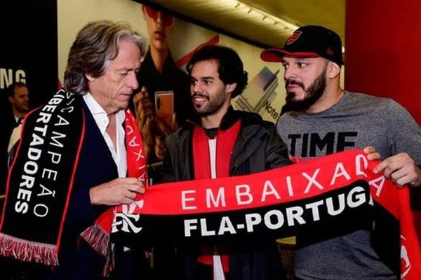 Jorge Jesus chega a Portugal e garante permanência no Flamengo