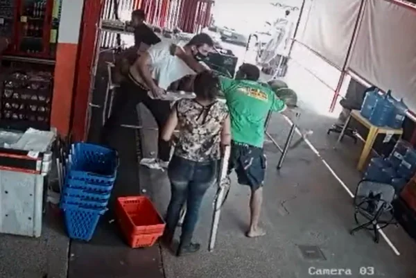 Vídeo: desavença por dívida termina em facada e cadeirada em mercado do DF