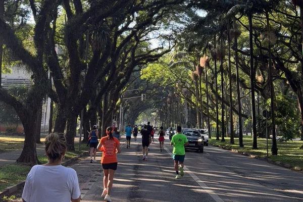 Imagem mostra corredores no sábado pela manhã na USP - Metrópoles