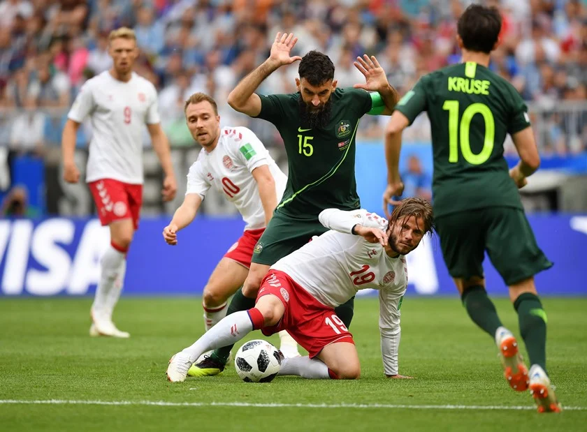 Dinamarquês Lasse Schone é desarmado pelo australiano Mile Jedinak Dinamarquês Lasse Schone é desarmado pelo australiano Mile Jedinak
