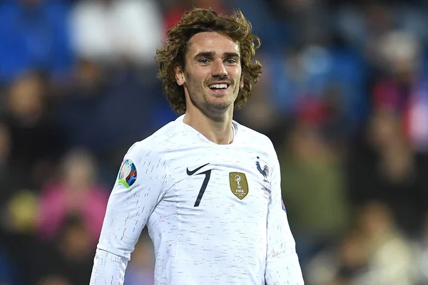 Barcelona anuncia a contratação do francês Antoine Griezmann