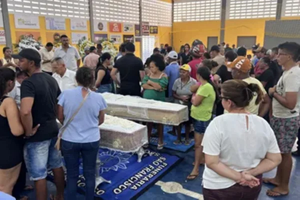 Corpos de vítimas de acidente com ônibus são velados nesta quarta-feira em Coité do Noia. Aldo Correia