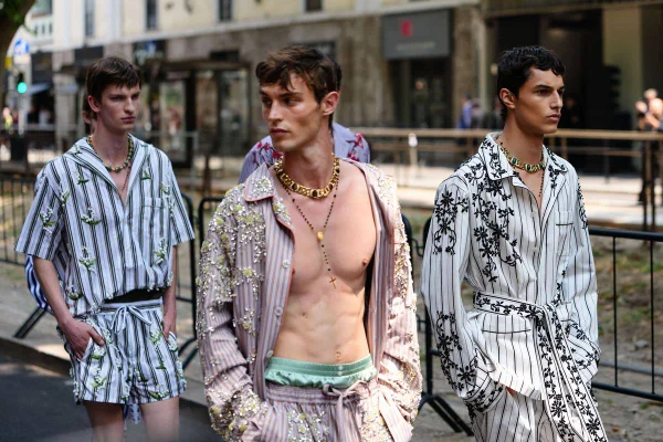 Modelos do desfile SS26 masculino da Dolce & Gabbana, com peças íntimas à mostra - Metrópoles