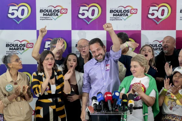 Imagem colorida mostra Guilherme Boulos ao lado de Marta Suplicy e apoiadores após o resultado do primeiro turno em São Paulo - Metrópoles