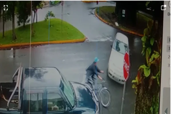 Ciclista escapa de esmagamento por carro desgovernado em SC. Veja vídeo