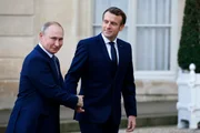 Emmanuel Macron e Vladimir Putin Emmanuel Macron e Vladimir Putin