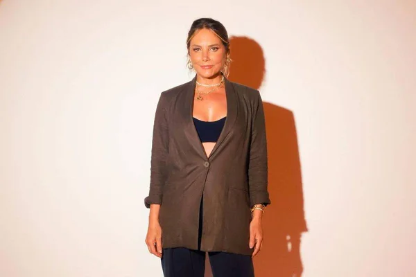 foto colorida de Heloísa Perissé de blazer marrom - metrópoles