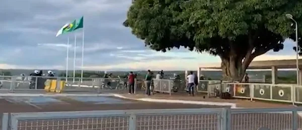 Bolsonaro anda de moto e toma água de coco na Praça dos Três Poderes