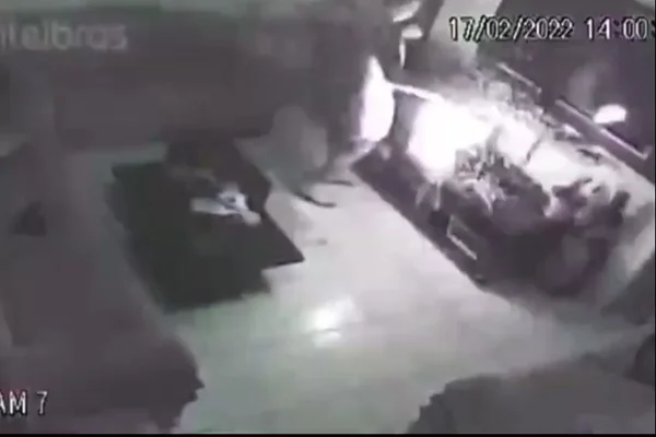 print de vídeo em que cigarro eletrônico explode