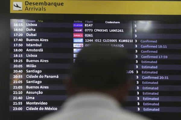 Movimentação de viajantes vindos do exterior no desembarque no Aeroporto Internacional de São Paulo, em Guarulhos