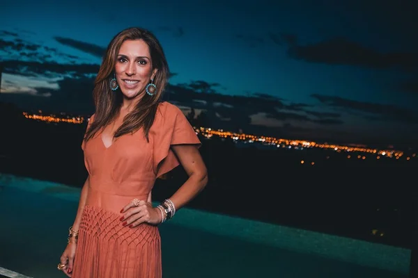 Ana Luiza Favato ganha festa surpresa na casa de Milena Godoy