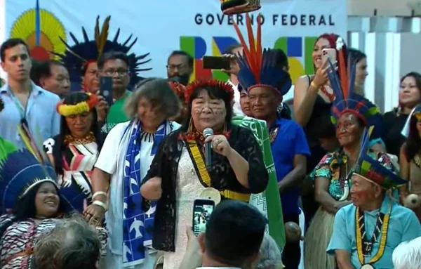 Joenia Wapichana toma posse como primeira indígena no comando da Funai