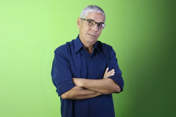 Imagem colorida de um homem cruzando os braços