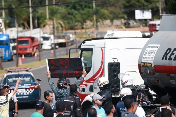 Ministro Celso de Mello condena greve dos caminhoneiros