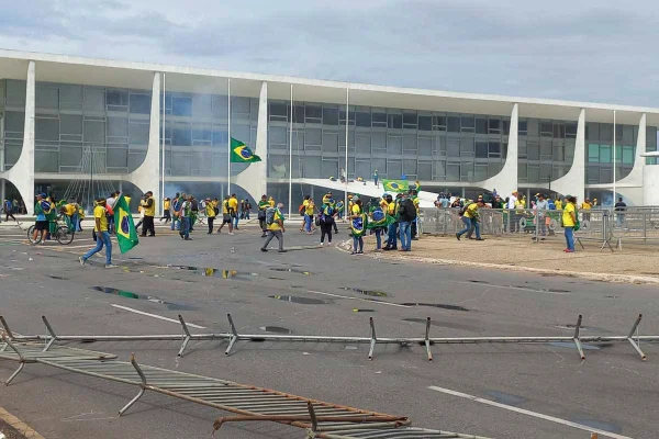 Bolsonaristas atacam viaturas da polícia após invadir Planalto