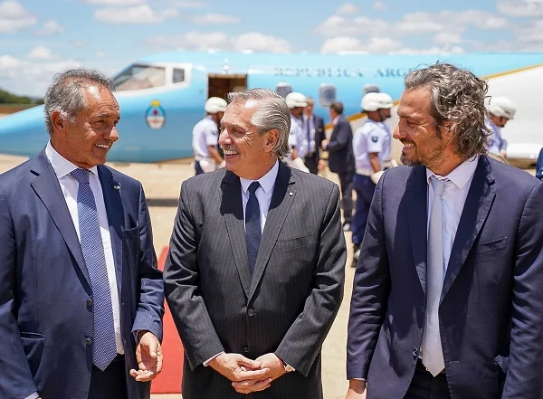 homens em frente a avião - metropoles