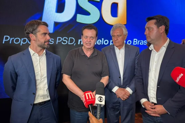 Imagens coloridas mostram Eduardo Leite, Gilberto Kassab, Ronaldo Caiado e Ratinho Jr durante evento do PSD