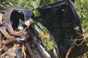 Porsche fica destruído após cair em barranco no interior de SP