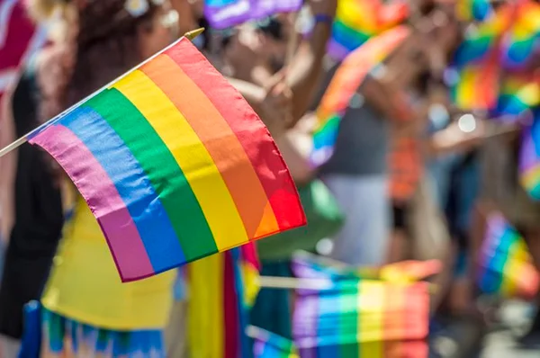 fotografia da bandeira do orgulho LGBTQIAPN+