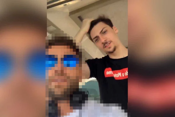Sem máscara, Renan Bolsonaro curte festa em lancha na capital federal