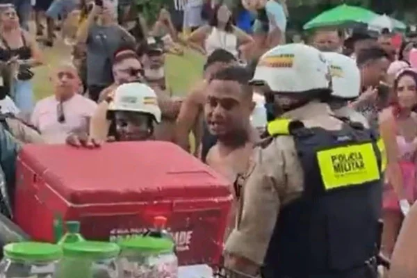Ex-jogador do Vitória é preso ao xingar PM em bloco do Carnaval de BH