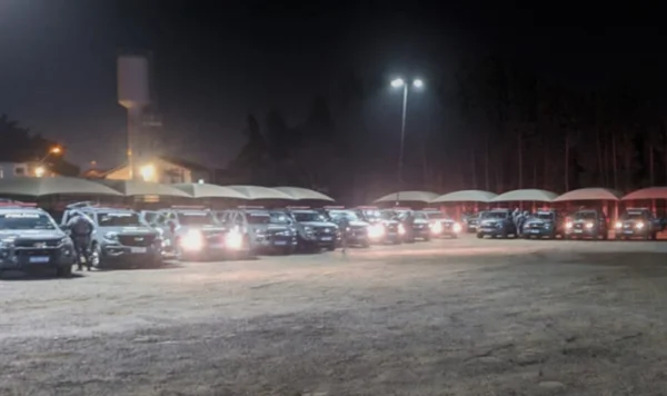 Imagem colorida de viaturas da polícia e do MPSP