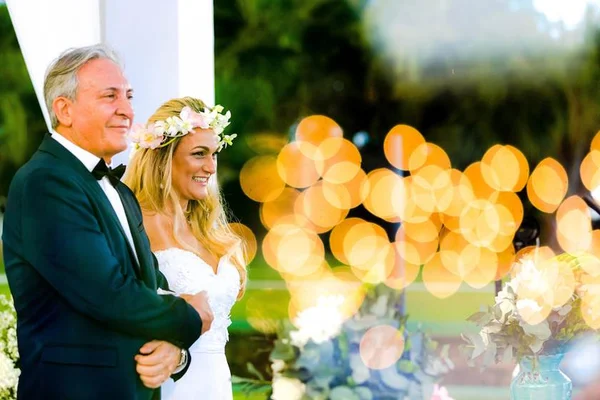 Patrícia Garrote e Carlos Hornos unem os laços em festa à beira-lago