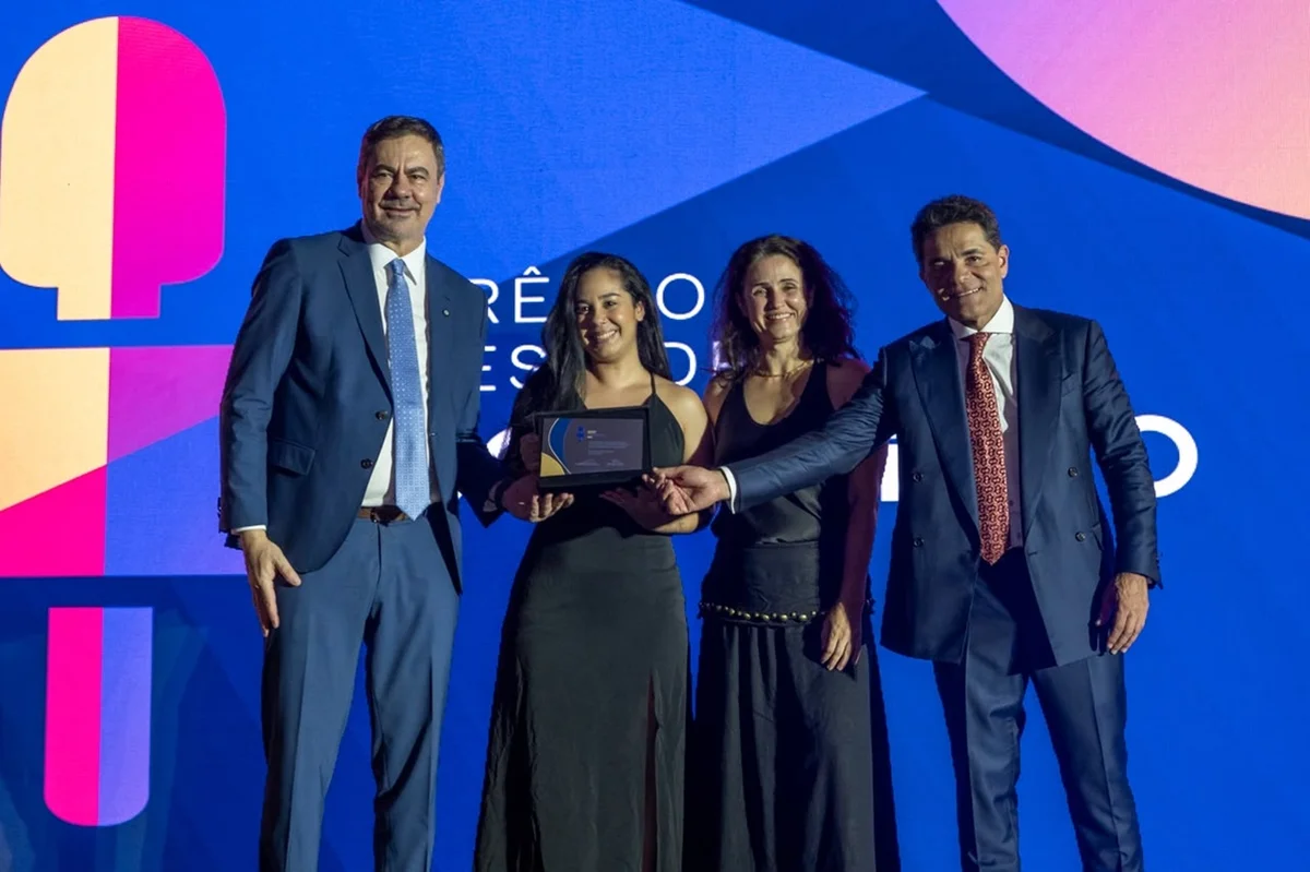 A repórter Yasmin Rajab, do Metrópoles, com a editora Érica Montenegro, o presidente do Sistema Fecomércio, José Aparecido da Costa Freire, e o diretor regional do Sesc-DF, Valcides de Araújo Silva A repórter Yasmin Rajab, do Metrópoles, com a editora Érica Montenegro, o presidente do Sistema Fecomércio, José Aparecido da Costa Freire, e o diretor regional do Sesc-DF, Valcides de Araújo Silva