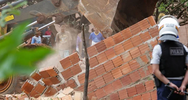A política das derrubadas: uma marretada na coerência de Rollemberg