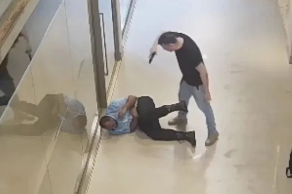 Imagem de câmera de segurança registrou o assassinato do segurança de shopping Dhemis Augusto