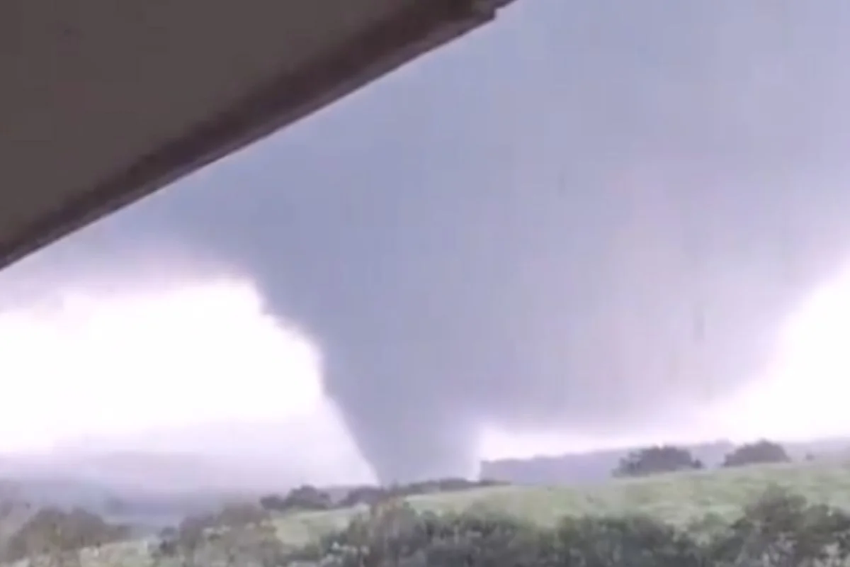 Tornado atinge cidade do Paraná, causa estragos e assusta moradores