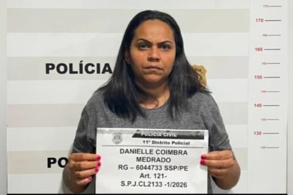 Foto colorida de mulher presa acusada de atirar em PM aposentado - Metrópoles
