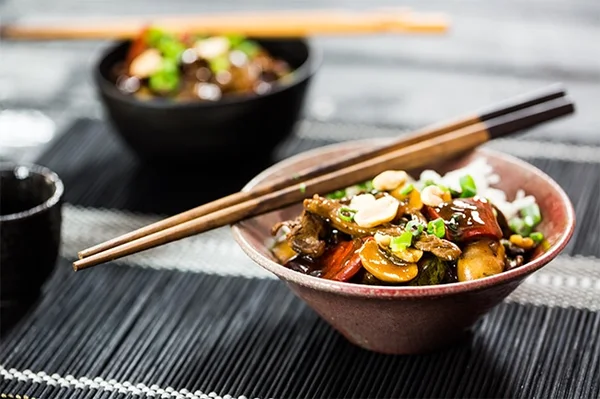Prático: aprenda a fazer um picadinho oriental de uma panela só