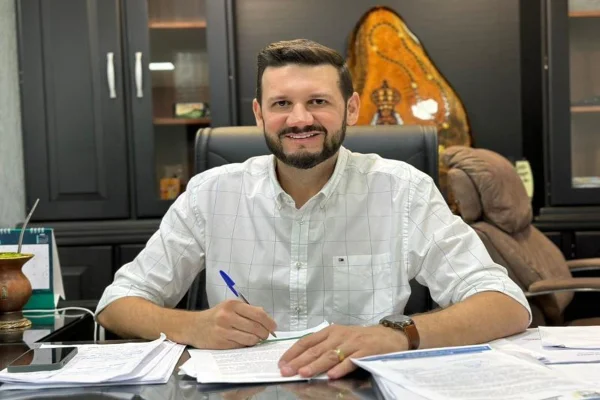 Imagem colorida de prefeito casado - Metrópoles