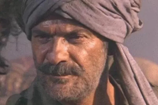 Foto do rosto de um homem com um lenço na cabeça no deserto - Metrópoles
