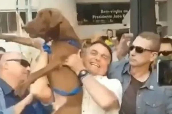 Sem máscara, Bolsonaro causa aglomeração, segura crianças e ergue cachorro