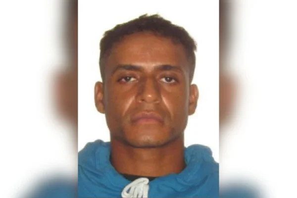 Foto colorida de homem suspeito de matar sogra e esfaquear a namorada.