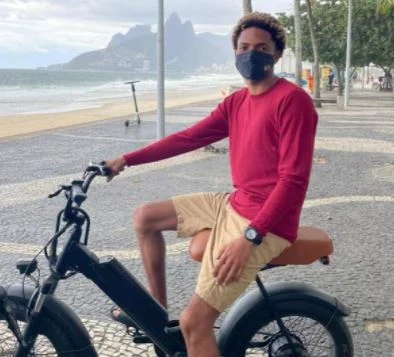 Sem provas, casal acusa surfista negro de roubar bicicleta elétrica