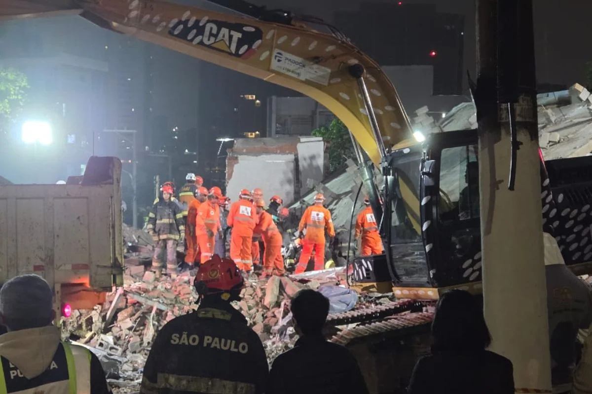 Corpo de Bombeiros confirmou 2 mortes, incluindo uma mulher grávida. Outras 2 pessoas foram resgatadas com vida e quatro seguem soterradas Corpo de Bombeiros confirmou 2 mortes, incluindo uma mulher grávida. Outras 2 pessoas foram resgatadas com vida e quatro seguem soterradas