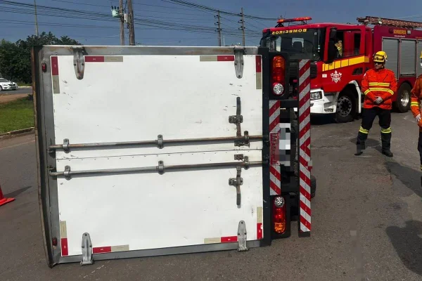 Caminhão baú tomba na marginal da EPTG; mapa mostra trânsito na região