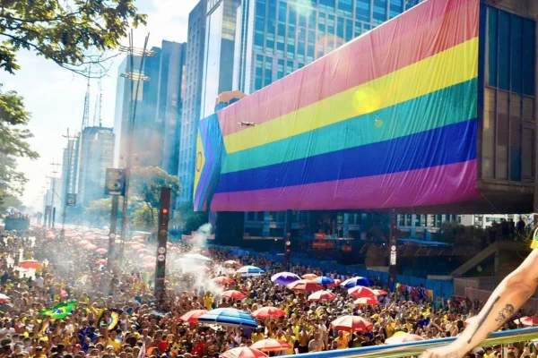 A 29ª edição da ParadaSP acontece neste domingo (22/6), na Avenida Paulista, zona central de São Paulo. O evento acontece a partir das 10h - Metrópoles