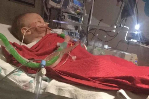 Bebê entra em coma após ingerir cápsula de detergente