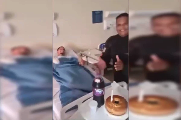 Imagem colorida de miliciano e PM cantando parabéns em hospital do Rio de Janeiro - Metrópoles