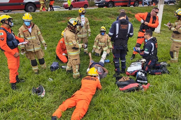 BR-040: motociclista quase tem perna arrancada em acidente