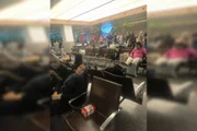 Pessoas dormindo no aeroporto Pessoas dormindo no aeroporto