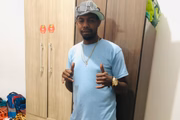 PMs alegam que mecânico portava revólver e mochila com drogas, mas esposa nega