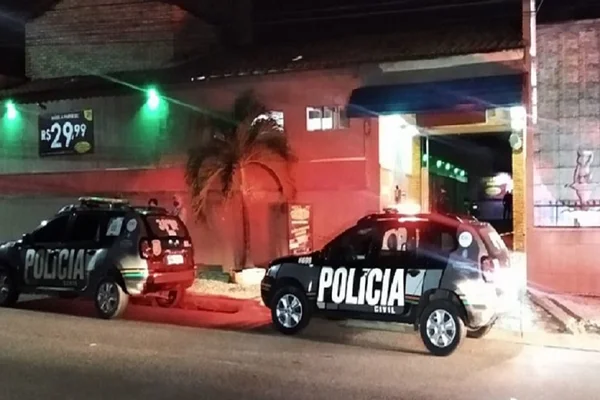 Carros de polícia em frente a Motel em Fortaleza