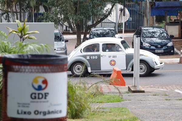 Distrital eleito chega para posse na Câmara em fusca da PMDF