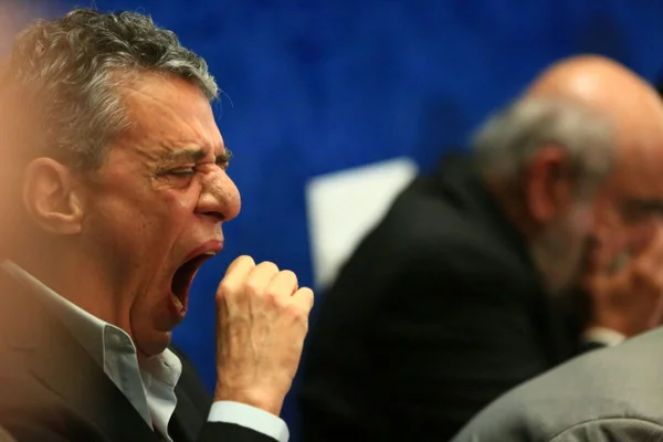 Chico Buarque mais ouve do que fala no Congresso. Vídeo