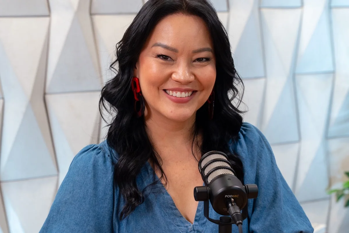 Geovanna Tominaga posa sorridente com um look azul Geovanna Tominaga posa sorridente com um look azul